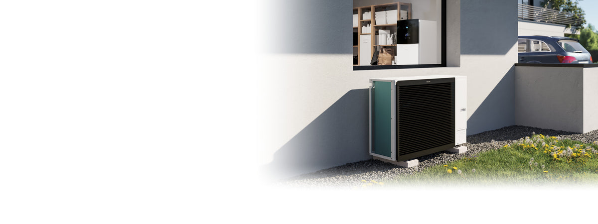 Tepelné čerpadlo DAIKIN Altherma 3 R XL — vonkajšia jednotka ERLA pri dome, cez okno technická miestnosť s vnútornou jednotkou