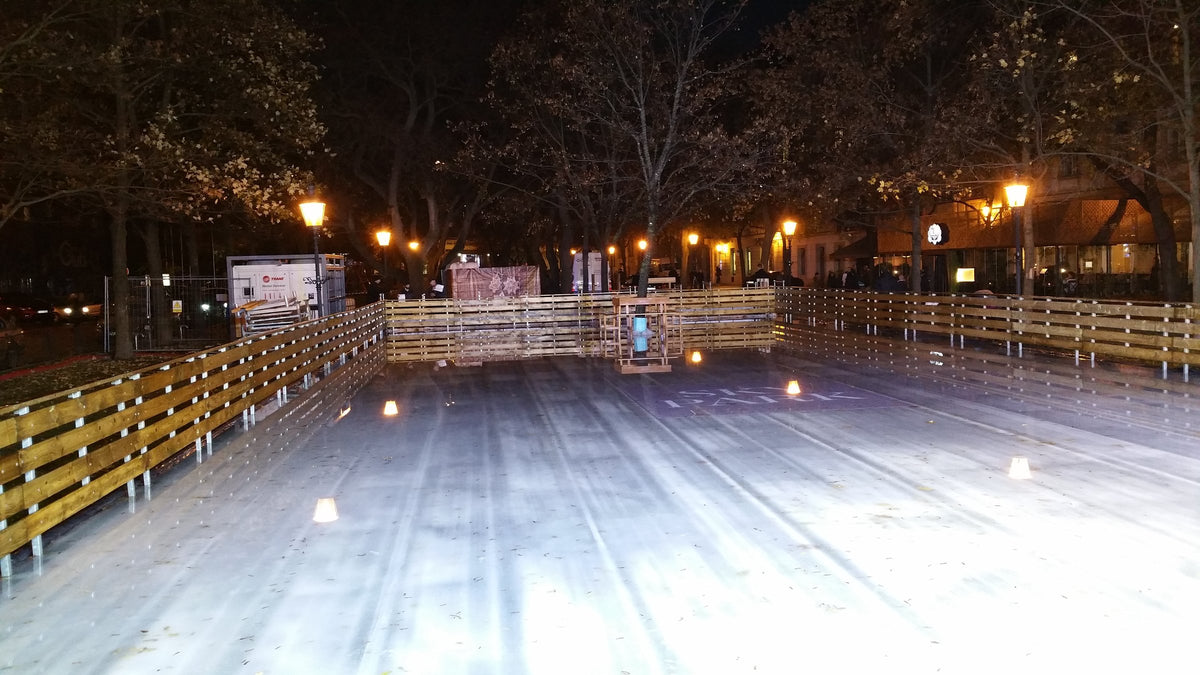 Ľadová plocha 40 × 20 m na Hviezdoslavovom námestí večer pod pouličným osvetlením