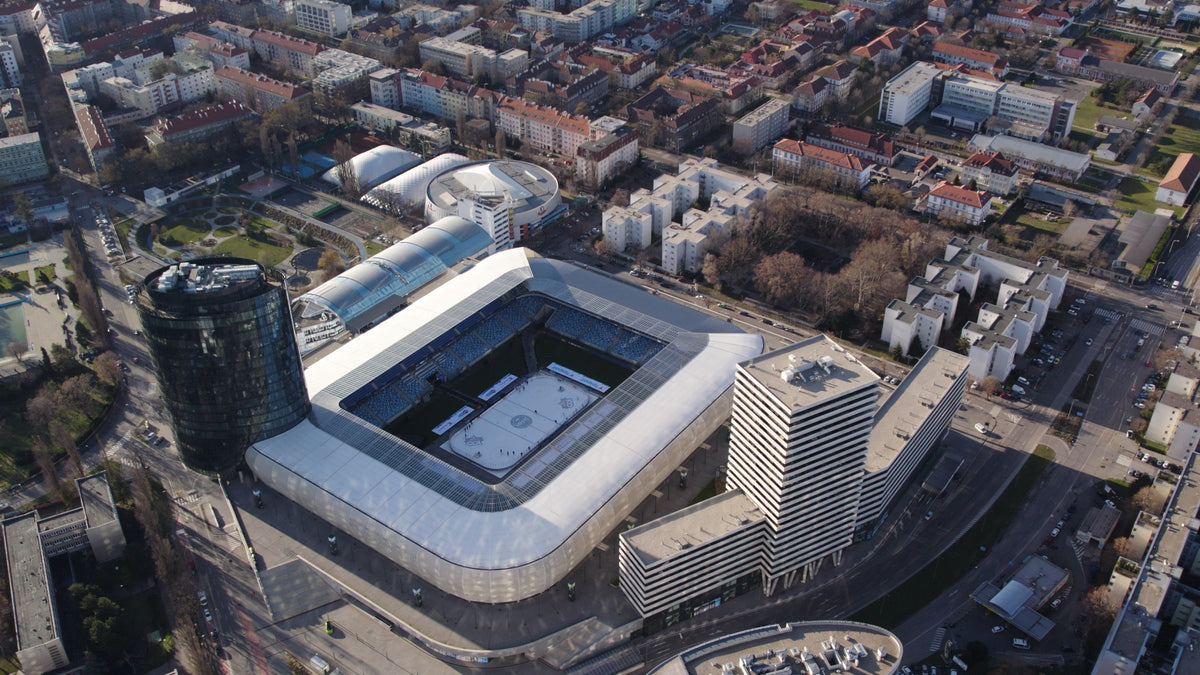 Pohľad z dronu na Národný futbalový štadión s ľadovou plochou počas dňa