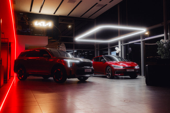 Showroom autosalónu KIA Panónska v Bratislave s dvoma vozidlami — objekt, ktorý vykuruje, chladí a vetrá systém DAIKIN