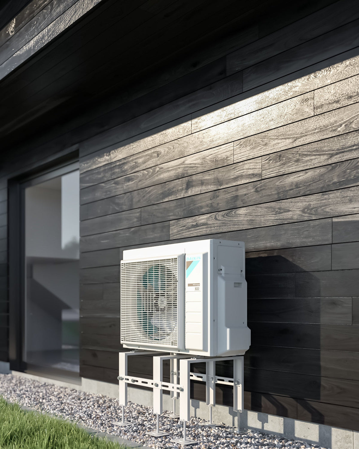 DAIKIN Altherma 3 R 4 kW – 230 l · 1 zóna — vonkajšia jednotka pri tmavej drevenej fasáde