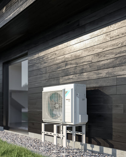 DAIKIN Altherma 3 R 8 kW – 180 l · 1 zóna — vonkajšia jednotka pri tmavej drevenej fasáde