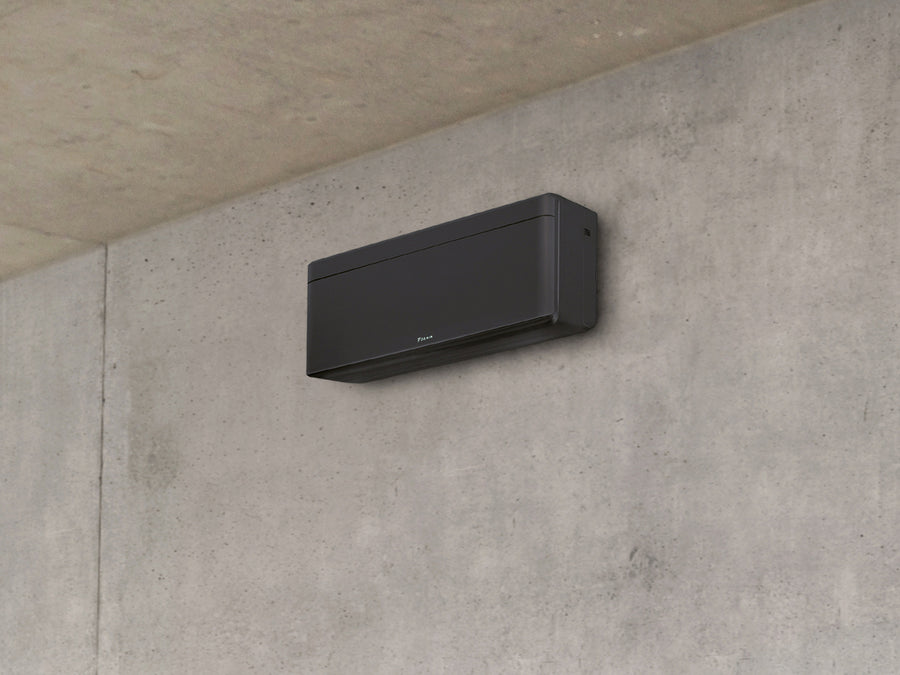 DAIKIN Stylish Nepura FTXTA30CB v matnej čiernej na betónovej stene obývačky
