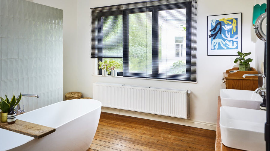 Kúpeľňa s vaňou a radiátorom, ktoré obsluhuje tepelné čerpadlo DAIKIN X Series