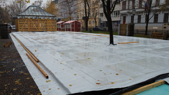 Ľadová fólia a chladiace rozvody pri montáži plochy na Hviezdoslavovom námestí