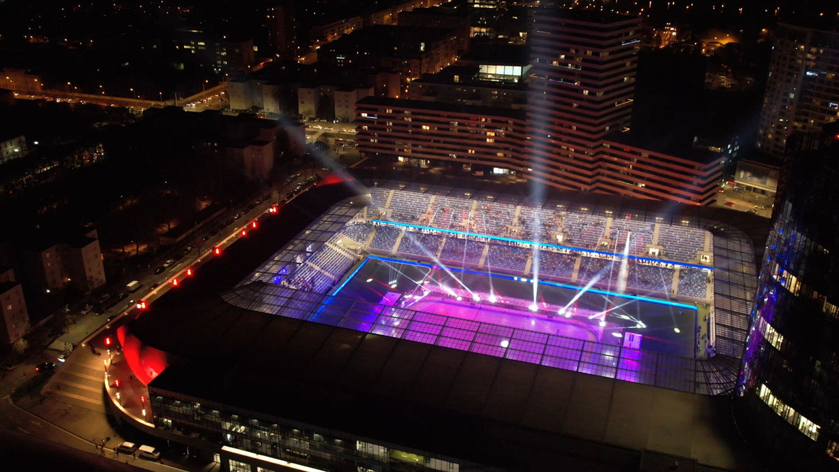 Nočný záber z dronu na Národný futbalový štadión s ľadovou plochou 60 × 30 m a svetelnou šou počas Kaufland Winter Games