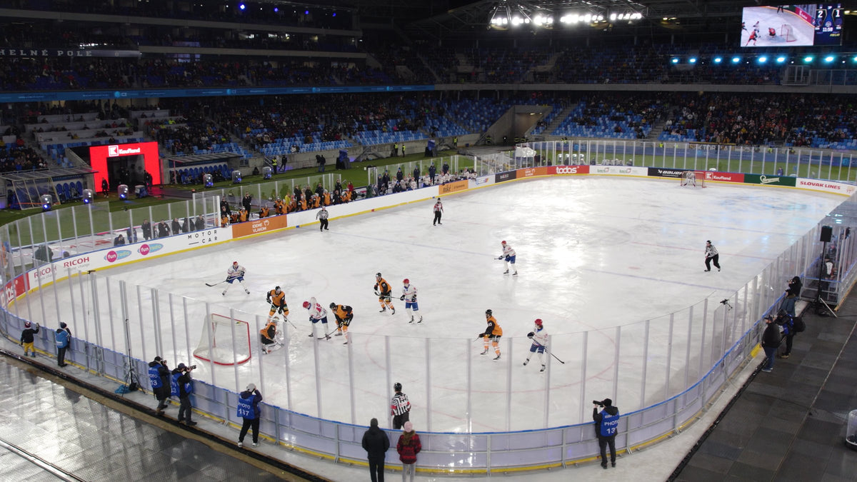 Hokejový zápas na ľadovej ploche v štandarde IIHF na Národnom futbalovom štadióne